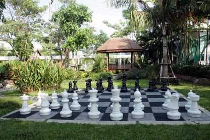 Giant Outdoor Chess Set – Lawn Game Premium Pieces ♟️🌿
